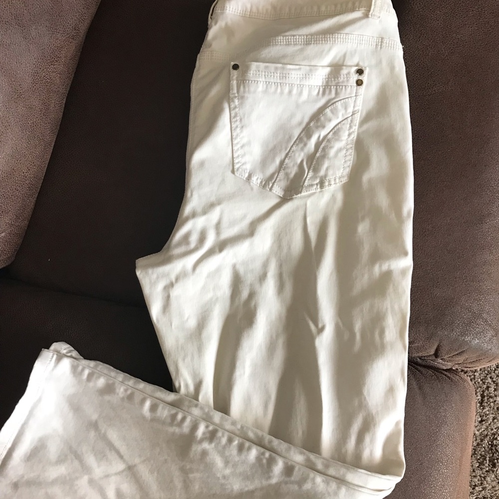 Chicos size 2 white crop pants